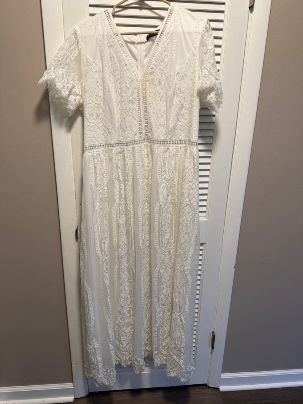 Elegant White Lace Maxi Dress with V-Neck